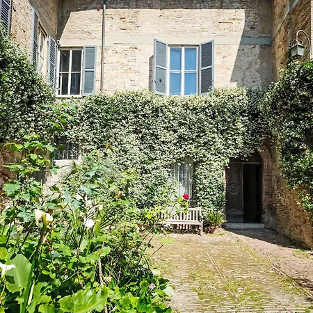 Dimora Storica Del 1400 Con Balcone By Interhome
